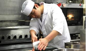 活躍するスタッフの半数が20代！社員のほとんどが新卒入社です