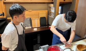 親方の手技を見習い、数多くの食材と向き合う時間✨