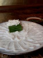 シェフの技巧で魅せる天然とらふぐの薄造り【瀬里奈の逸品】