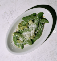 【旬の甘み　スナップエンドウとそら豆のペコリーノがけ】