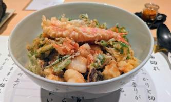 かき揚げじゃない。若手が揚げる「バラ天丼」営業の日