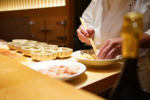 鮨を握る前に、人を磨く。