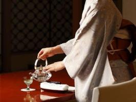【なだ万】一生モノのスキルが身につくおもてなし接客