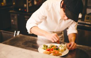 中央フードサービス株式会社 突き抜けた美味しさへの挑戦!外食事業と給食事業の2軸で成長中