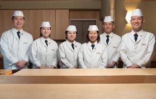 鮨竹半 若槻 親方がすぐそばに。はじめの一歩を踏み出しやすいお店です。