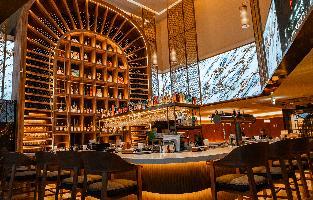 株式会社 HUGE 記憶に残るホスピタリティを、 生涯の武器に。