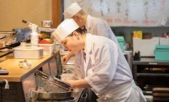 1年目から沢山の食材に触れ、実践的な環境で働ける好環境！