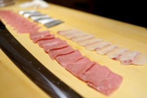 鮨職人は、カウンター越しのプレゼンター