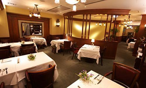 洋食を突き詰めた『完成系』がココに。
イメージを覆す料理・接客を銀座で提供中！
若手が最前線に立ち『笑顔』で活躍中★