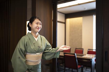 ＼日本の食文化とおもてなしに興味があるあなたへ／
和食と人の温かさを届ける、木曽路の仕事とは