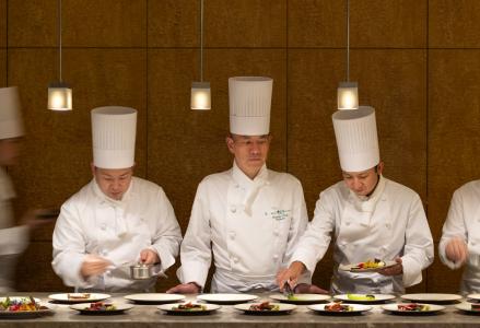 東証プライム上場企業の安定性。多彩なジャンルを経験しながら料理人としての将来の選択肢を広げたい方へ当社は向いています！