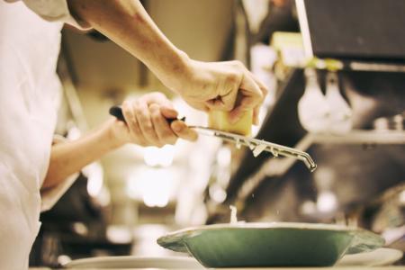 年間休日113日、転勤なし選べる配属地、勤務中食費無料、個性を活かせる…魅力いっぱいのKIWAって？