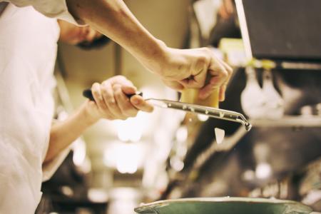 年間休日113日、転勤なし選べる配属地、勤務中食費無料、個性を活かせる…魅力いっぱいのKIWAって？