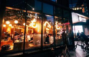 業界シェアNo1 へ成長！“東京文化”を世界へ発信！
“食”を通じて非日常を演出する、エンターテイメント企業。