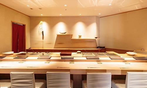 鮨職人は『楽しくてカッコいい』仕事！
技術・知識は勿論、幅広く学べる超名店
日本を飛び越え海外で活躍する道も用意