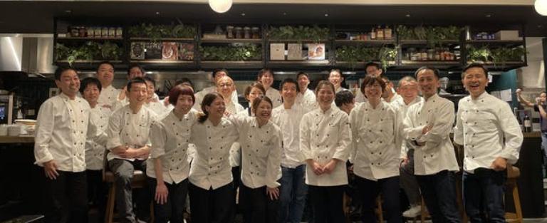創業25年・50店舗のブランドで世界各国の本格的な料理を作る