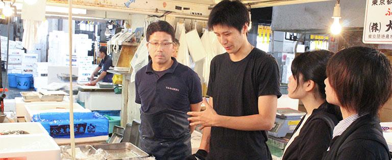 日本全国より最高の素材が集まる豊洲市場で仕入れを極める