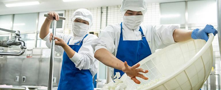 実際に入社したらこんな働き方です！（下記実例は学校給食です）