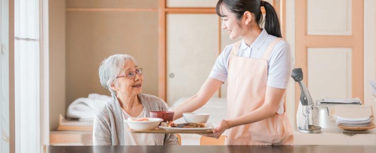 全国270拠点、30,000食の信頼と実績